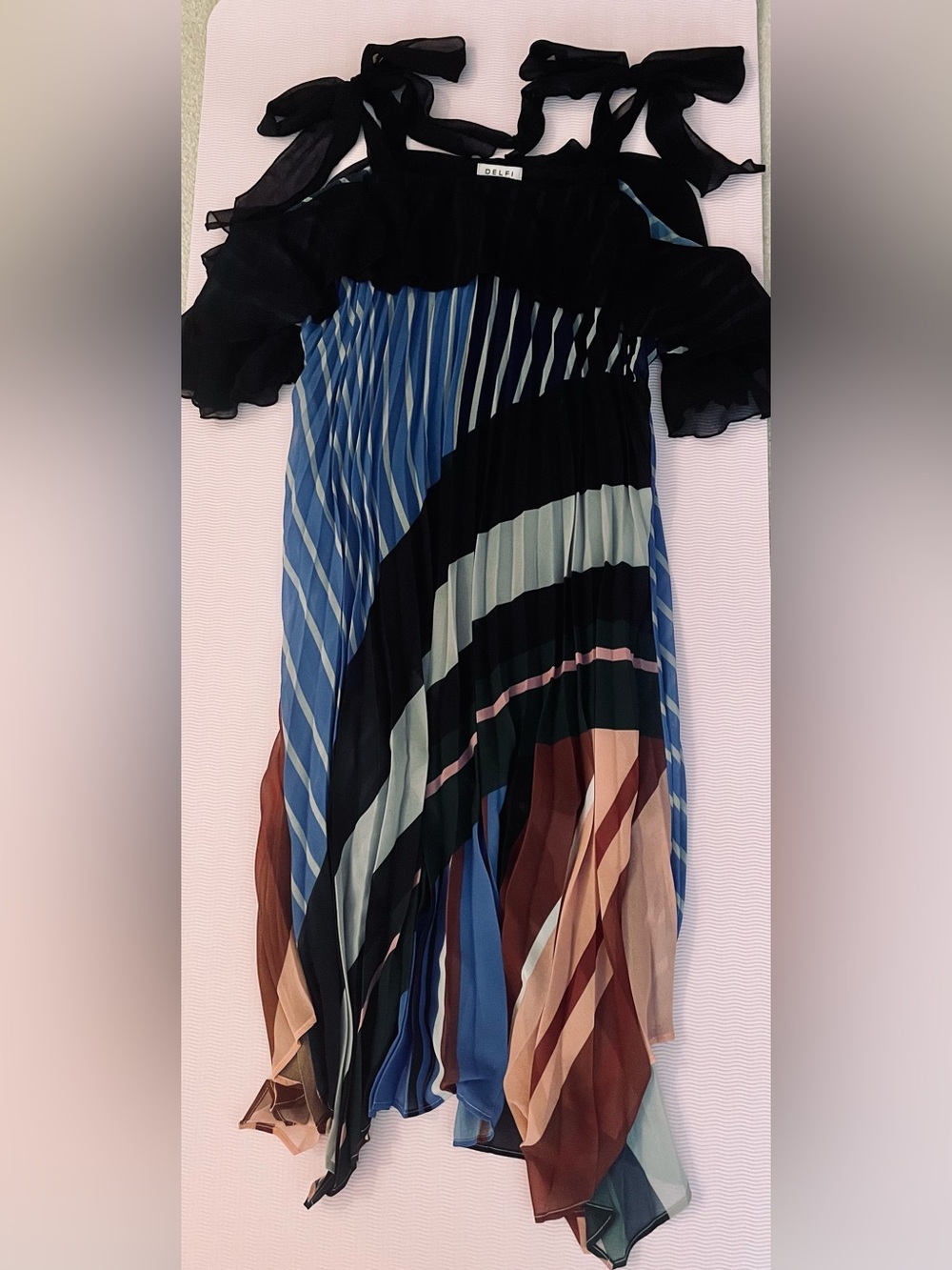 NWOT Delfi Collective’s Effortless Romance Shines InThis Elegant Ruffled Dress 💙